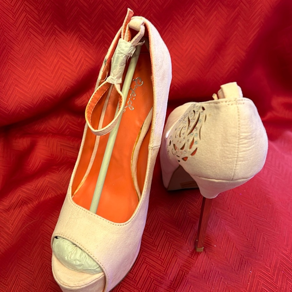 Quipid Pink 5.5” Heel.  Open Toe. Size 7 Platform